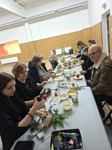 Radošā darbnīca Ziemassvētku galda dekoru veidošanā.